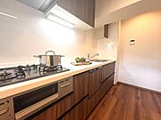 新しいお住まいのキッチンで、休日は家族でお料理を楽しむ時間が増えそうです。