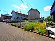 周辺は、低層住宅が建ち並ぶ閑静な住宅街です。緑豊かな住環境で落ち着いた暮らしが叶います。