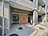 外観：シンプルで洗練された印象のエントランスです。※バーチャル加工を施しています。