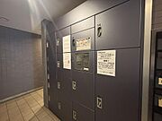 宅配ボックスが設置されています。在宅中でも手が離せないときに、非対面で荷物の受け取りが可能です。
