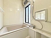 浴室には窓が設置されており、お掃除の際の換気もスムーズに行えそうです。