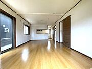 ご家族の思い出を刻むLDK。家族団らんの時間が自然と増えそうです。
