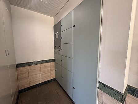 共用部に宅配ボックスが設置されており、不在時の荷物の受け取りに便利です。