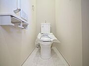 トイレは快適にお使いいただける温水洗浄便座付き。1・2階に備えられています。