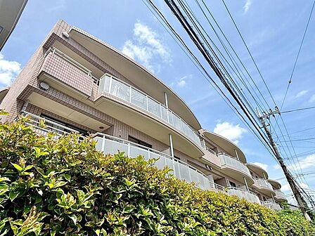 角住戸のため、家族以外が玄関前を通り抜けることが少なく、プライバシーの保ちやすい住戸です。