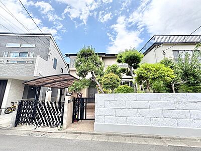 外観:周辺は穏やかな住環境。街並みに調和する、落ち着いた佇まいの外観です。 外観:周辺は穏やかな住環境。街並みに調和する、落ち着いた佇まいの外観です。