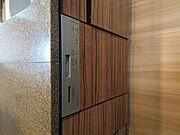 食器洗い乾燥機はビルトインタイプで、キッチンと同じカラーのため、見た目がすっきりとしています。