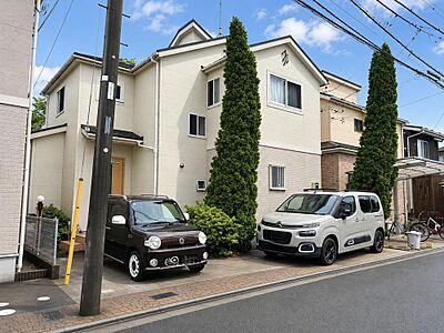 外観:「現地外観写真」明るい色調の外壁が印象的な木造2階建ての住まいです。低層住宅が立ち並ぶ閑静な住宅街に位置し、落ち着いた佇まいが魅力です。周囲の街並みにも調和した外観です。 外観:「現地外観写真」明るい色調の外壁が印象的な木造2階建ての住まいです。低層住宅が立ち並ぶ閑静な住宅街に位置し、落ち着いた佇まいが魅力です。周囲の街並みにも調和した外観です。