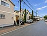 外観：「現地外観写真」北側、幅員約5mの前面道路に接しています。道路幅にゆとりがあるため、お子様の通園・通学やベビーカーでの移動もしやすい環境です。