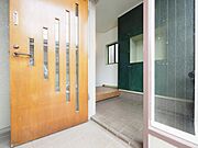 玄関ドアを開けた際に直接室内が見えにくい設計で、プライバシー面に配慮されています。