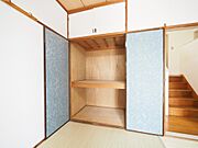 押入には、布団や来客用の座布団、季節家電など様々な物をしまっていただけます。