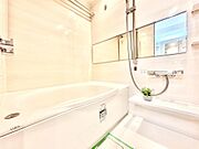 浴室暖房換気乾燥機付きの浴室です。雨や花粉対策で、室内干しをしたいときにも便利です。