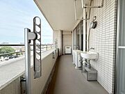 洗濯物を干す以外にも、生活スタイルに合わせて様々な用途で活用できるバルコニーです。