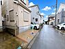 外観：「前面道路含む現地」前面道路は綺麗にアスファルト舗装されています。敷地との高低差が少なく、車の出し入れもスムーズにできます。※バーチャル加工を施しています。
