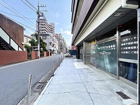 利便性の高い駅近のマンションです。※バーチャル加工を施しています。