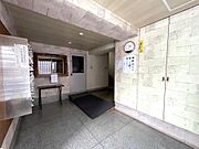 マンション館内の共有スペースです。落ち着いた雰囲気の仕様です。