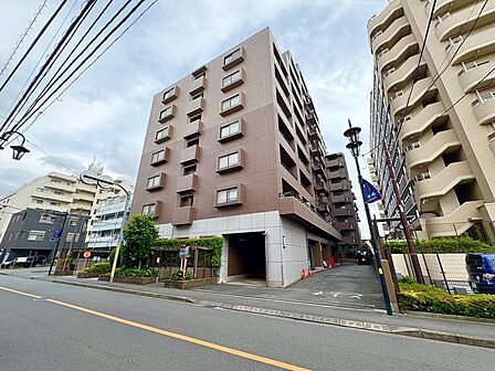 スーパーなどの買い物施設も近くに揃い、快適ライフを彩るロケーションです。