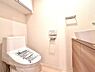 トイレ：「トイレ」1年中快適に使用できる温水洗浄便座付きのトイレです。使用後すぐに手を洗うことができる手洗いカウンター付きです。