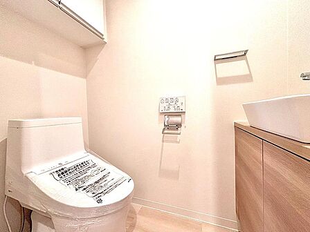 「トイレ」1年中快適に使用できる温水洗浄便座付きのトイレです。使用後すぐに手を洗うことができる手洗いカウンター付きです。