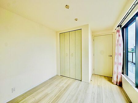 クローゼットが備え付けられているため、スペースを有効的に使えます。