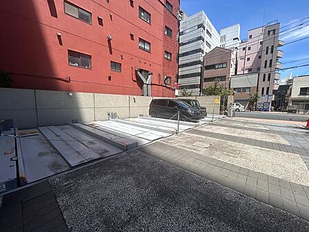 マンションの敷地内駐車場です。サイズ制限・最新の空き状況等、お気軽にお問い合わせください。
