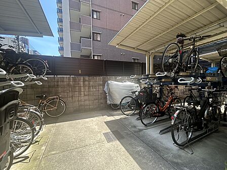 屋根付きの駐輪場です。※最新の空き状況などはお問い合わせください。