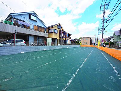 外観:周辺は一戸建て住宅が建ち並ぶ穏やかな住環境。採光・通風を確保しやすく、開放的な角地です。 外観:周辺は一戸建て住宅が建ち並ぶ穏やかな住環境。採光・通風を確保しやすく、開放的な角地です。