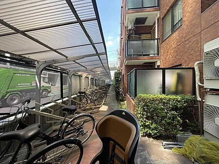 屋根付きの駐輪場です。※最新の空き状況などはお問い合わせください。