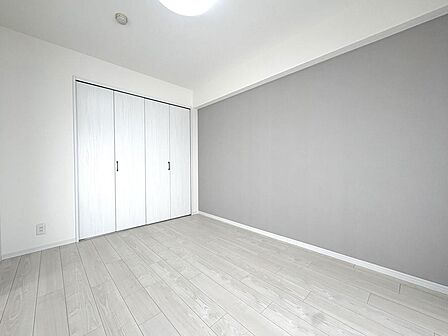 ホワイトを基調とした、明るく爽やかな内装です。クローゼットが設置されています。