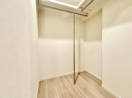 WICはお洋服をたくさん収納できるだけでなくハンガーにかけたまま保管できるため、シワも軽減されます。