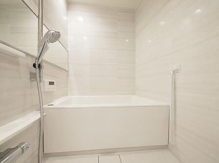 清潔感のある浴室。1日の疲れをゆっくりと癒してくれる空間です。※バーチャル加工を施しています。