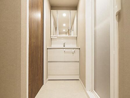 洗面室の収納や洗面化粧台の仕様など、ぜひ現地にてお確かめください。※バーチャル加工を施しています。