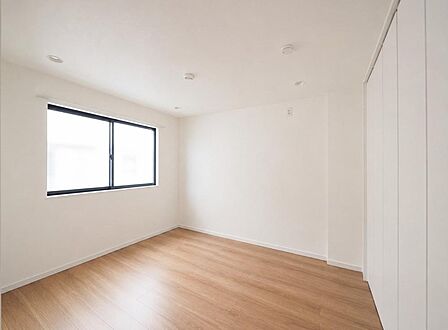 腰高窓のため家具を配置しやすく、お部屋作りの幅が広がりそうです。※バーチャル加工を施しています。