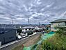 周辺：「現地からの眺望写真」晴天時には富士山が望める、高台の立地です。開放感のある景色を楽しみながら暮らすことができます。周辺環境と併せて、ぜひ現地をご見学くださいませ。