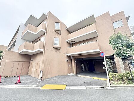 第一種低層住居専用地域内、緑豊かで落ち着いた住宅街の一画に位置しています。