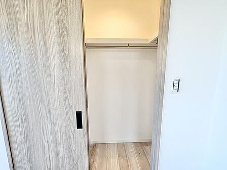 WICにはハンガーパイプや枕棚が備えられています。衣類を季節ごとに区分けすることもできます。