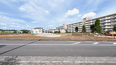 外観:前面道路はアスファルト舗装されています。自転車の走行や、ベビーカーを押して外出する際も快適です。 外観:前面道路はアスファルト舗装されています。自転車の走行や、ベビーカーを押して外出する際も快適です。