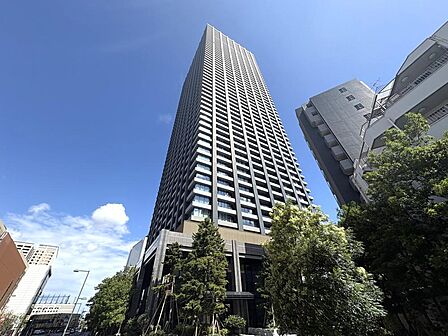 「現地外観写真」地下3階・地上53階建の11階部分です。LDKからは、商業施設「グランツリー武蔵小杉」の屋上庭園が望める、開放的な住まいです(天候による)。