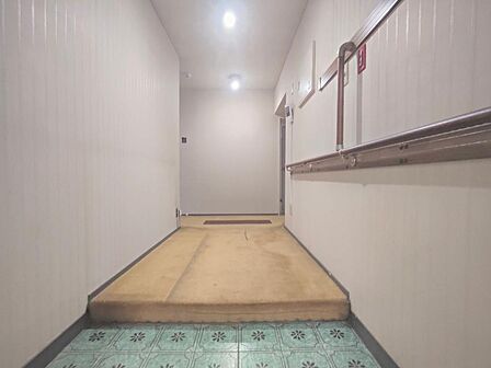 玄関には手すりが設置されており、段差が気になる方も安心してお入りいただけます。
