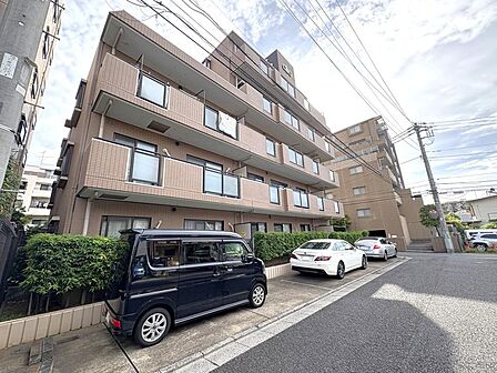敷地と前面道路に高低差が少なく、ベビーカーや自転車をご利用の際もスムーズに移動していただけます。