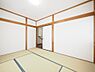寝室：柔らかな色調で統一された和室は、畳の香りに包まれながら、癒やしのひとときを過ごせます。