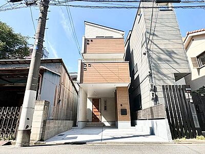 外観：街並みにひときわ映える、ツートンカラーのスタイリッシュな外観デザインです。