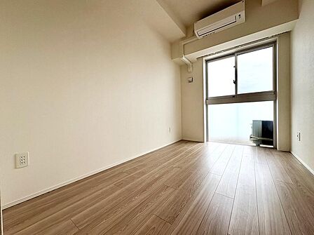 窓から自然光が差し込みます。プライベートな時間も心地よく過ごせそうです。