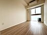 寝室：窓から自然光が差し込みます。プライベートな時間も心地よく過ごせそうです。