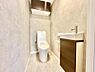 トイレ：清潔感のあるトイレです。独立タイプの手洗い器が設置されています。