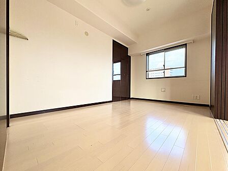 クローゼットが備え付けられているため、スペースを有効的に使えます。※リフォーム前の室内写真です。