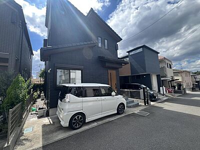 外観:第一種低層住居専用地域内、緑豊かで落ち着いた住宅街の一画に位置しています。 外観:第一種低層住居専用地域内、緑豊かで落ち着いた住宅街の一画に位置しています。