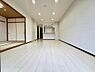 リビング/ダイニング：生活のメインスペースとなるLDKは、開放感のある空間。キッチンは対面式で、LDと一体感があります。