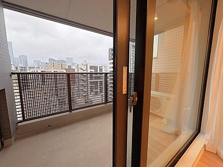 バルコニーからは昼と夜で違った雰囲気の景色を楽しむことができます。