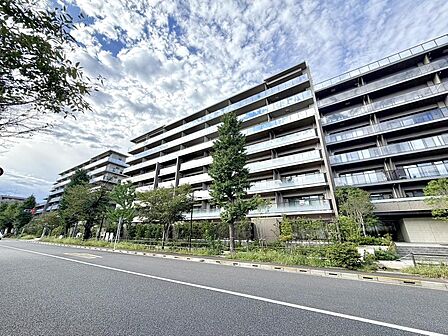 周辺は穏やかな住環境。街並みに調和する、落ち着いた佇まいの外観です。